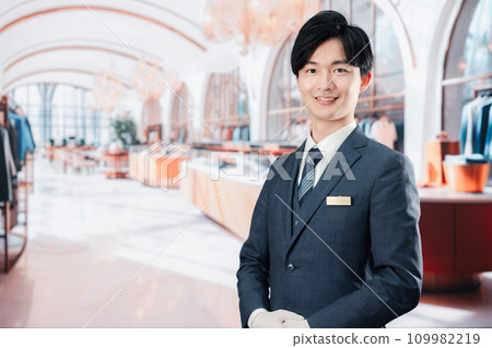 奢侈品牌商店的男員工為顧客服務 奢侈品牌商店的男員工為顧客服務 109982219