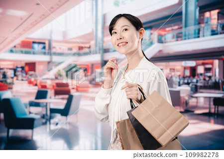 在購物中心購買福袋的年輕女子 109982278
