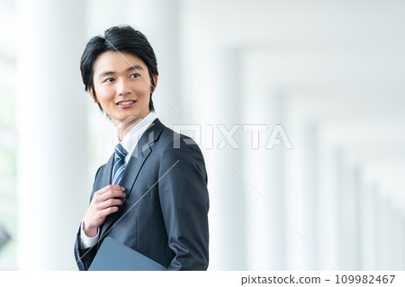 微笑的男性僱員商人 109982467