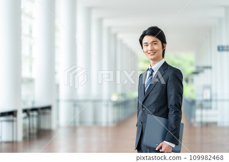 微笑的男性僱員商人 微笑的男性僱員商人 109982468