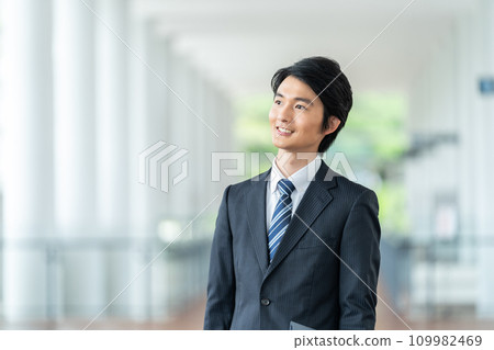 微笑的男性僱員商人 微笑的男性僱員商人 109982469