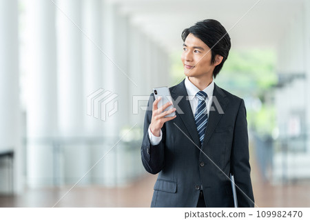 微笑的男性僱員商人 微笑的男性僱員商人 109982470