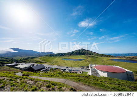 熊本縣/從草千里展望台眺望草千里、草千里濱的新綠全景 109982947