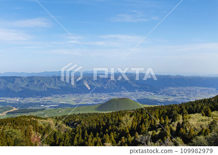 Kumamoto Prefecture/Yonezuka with fresh greenery seen from Kusasenri Observatory 109982979