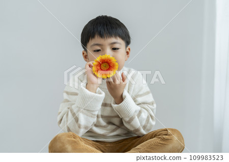 Boy with a flower portrait 109983523
