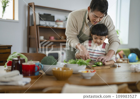 親子煮飯:父親與7歲男孩 親子煮飯:父親與7歲男孩 109983527