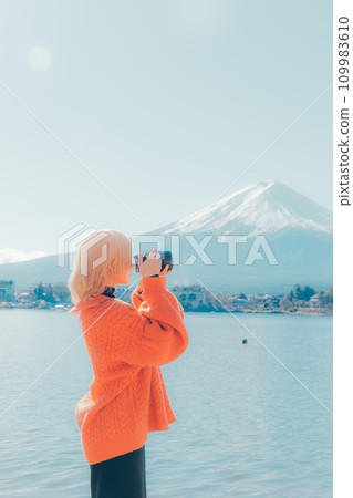 Young woman photographing Mt. Fuji 109983610