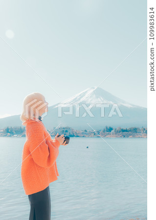 拍攝富士山的年輕女子 拍攝富士山的年輕女子 109983614