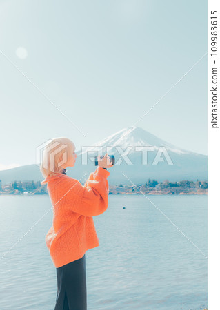 Young woman photographing Mt. Fuji 109983615