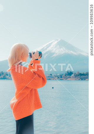 拍攝富士山的年輕女子 109983616