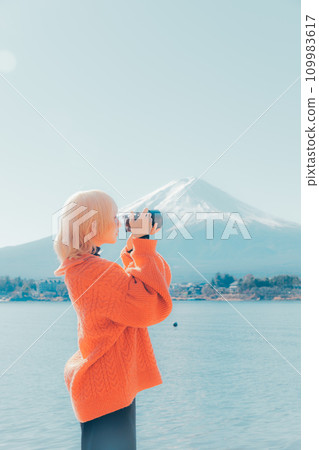 拍攝富士山的年輕女子 109983617