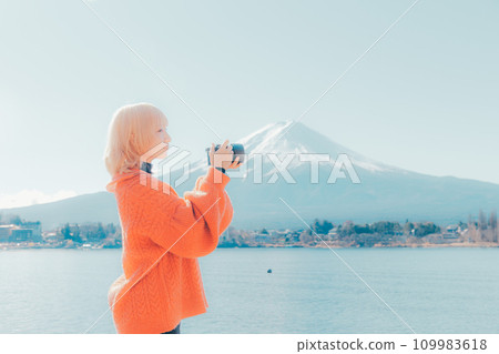 拍攝富士山的年輕女子 109983618