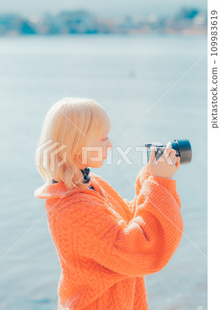 Young woman photographing Mt. Fuji 109983619