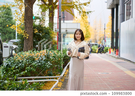 走在城市的一名婦女 109983800