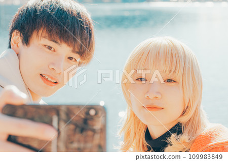 Couple taking commemorative photos on a date 109983849