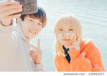 Couple taking commemorative photos on a date 109983857