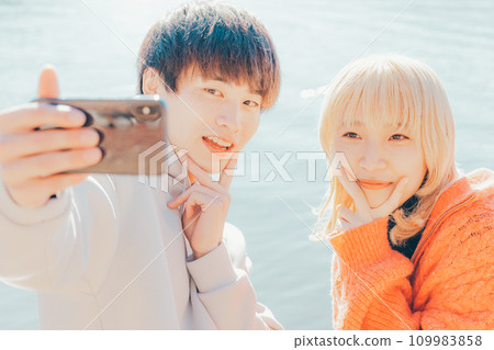 Couple taking commemorative photos on a date 109983858