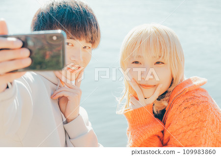 Couple taking commemorative photos on a date 109983860