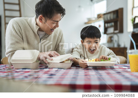 午餐時,父母和孩子打開外帶/外帶盒的照片 午餐時,父母和孩子打開外帶/外帶盒的照片 109984088