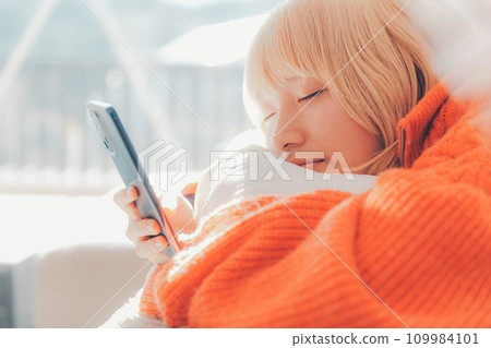 有智慧型手機的女人 有智慧型手機的女人 109984101
