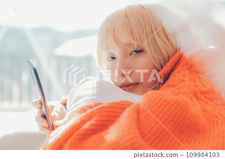 有智慧型手機的女人 有智慧型手機的女人 109984103