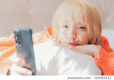 Woman holding a smartphone 109984111