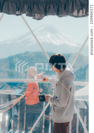 夫婦看富士山 109984371