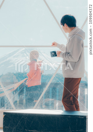 夫婦看富士山 109984372