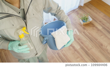 穿著工作服的男人帶著清潔工具 109984406