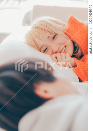 睡在床上的一對夫婦 109984642