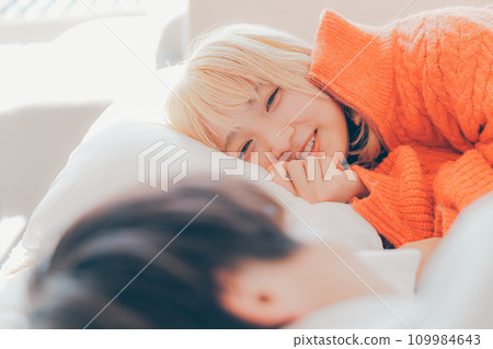 睡在床上的一對夫婦 109984643