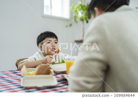 boy eating fried chicken 109984644