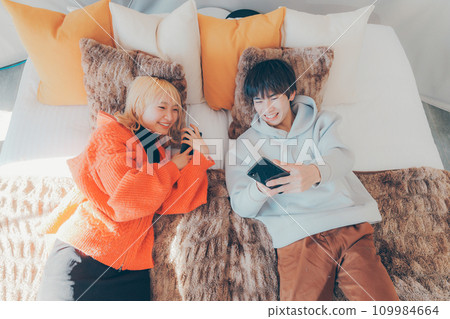 couple lying on bed 109984664