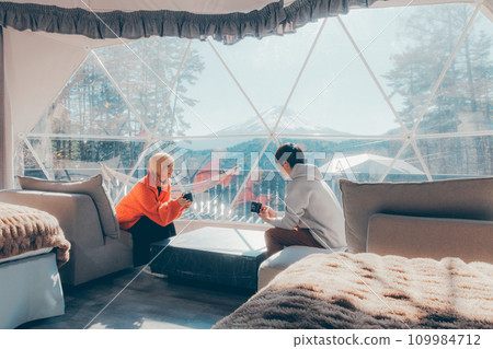 夫婦在室內聊天 109984712