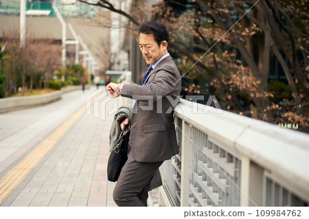 Men watching a watch 109984762
