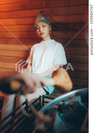 woman doing sauna 109984767