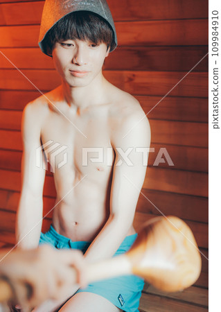 男子進入桑拿房 男子進入桑拿房 109984910