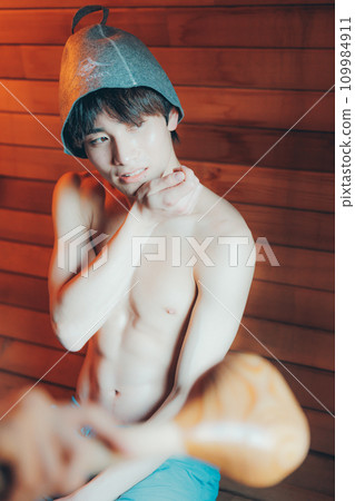 男子進入桑拿房 男子進入桑拿房 109984911