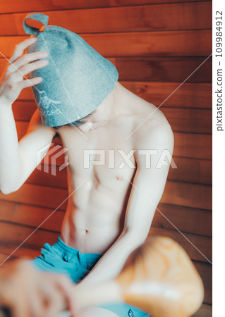 Men entering the sauna 109984912