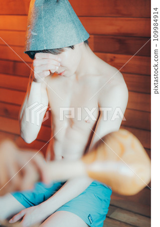 男子進入桑拿房 109984914