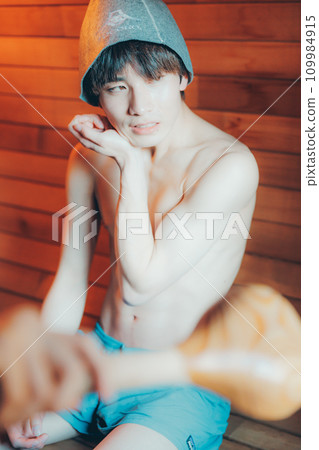 男子進入桑拿房 109984915