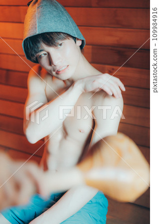 男子進入桑拿房 109984916