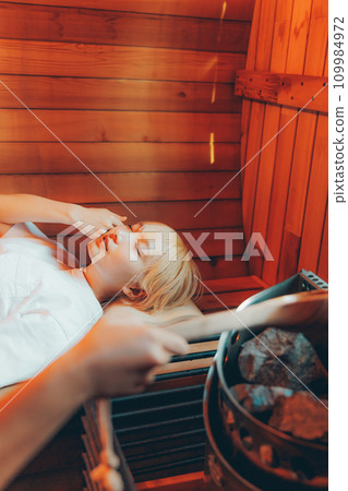 進入桑拿的女人 109984972
