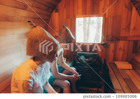 Men and women entering the sauna 109985006