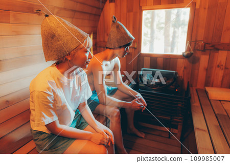 男女進入桑拿房 109985007