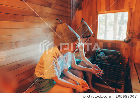 男女進入桑拿房 男女進入桑拿房 109985008