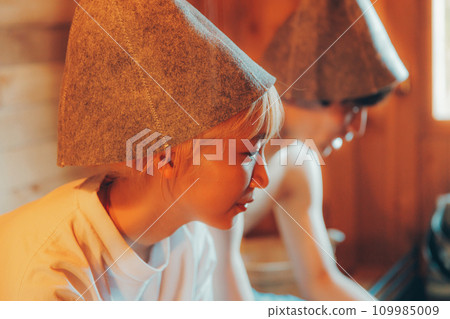 男女進入桑拿房 109985009