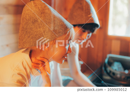 Men and women entering the sauna 109985012