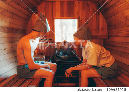 男女進入桑拿房 109985026
