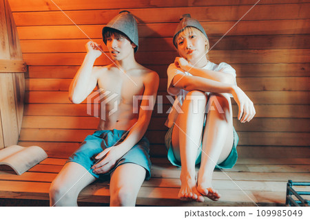 couple in sauna 109985049